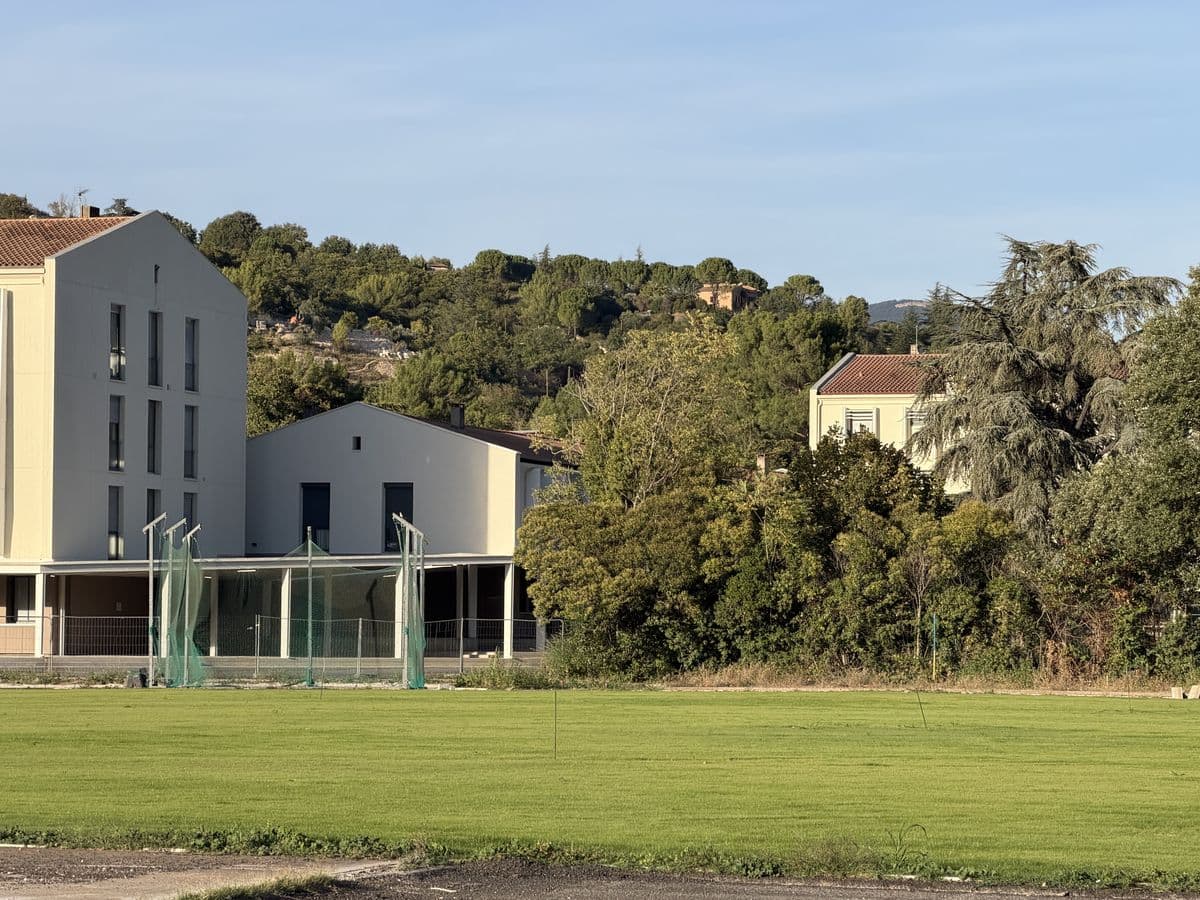 L'internat et les bâtiments du lycée, côté terrain