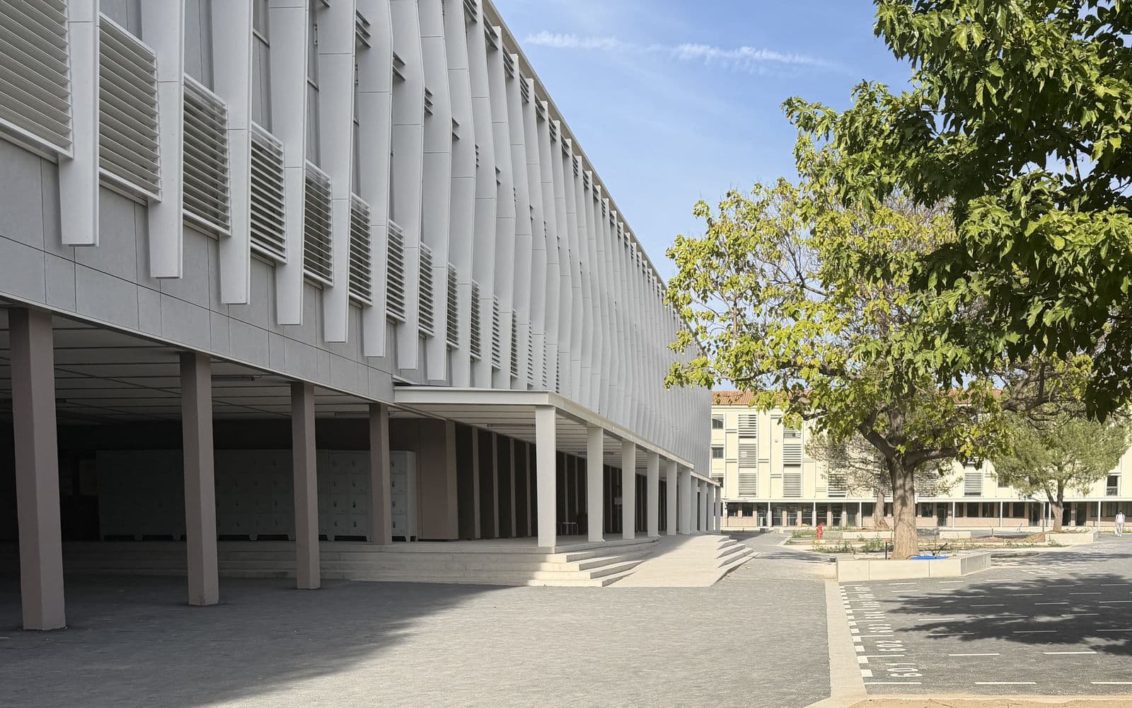 La cour du lycée Charles de Gaulle à Apt